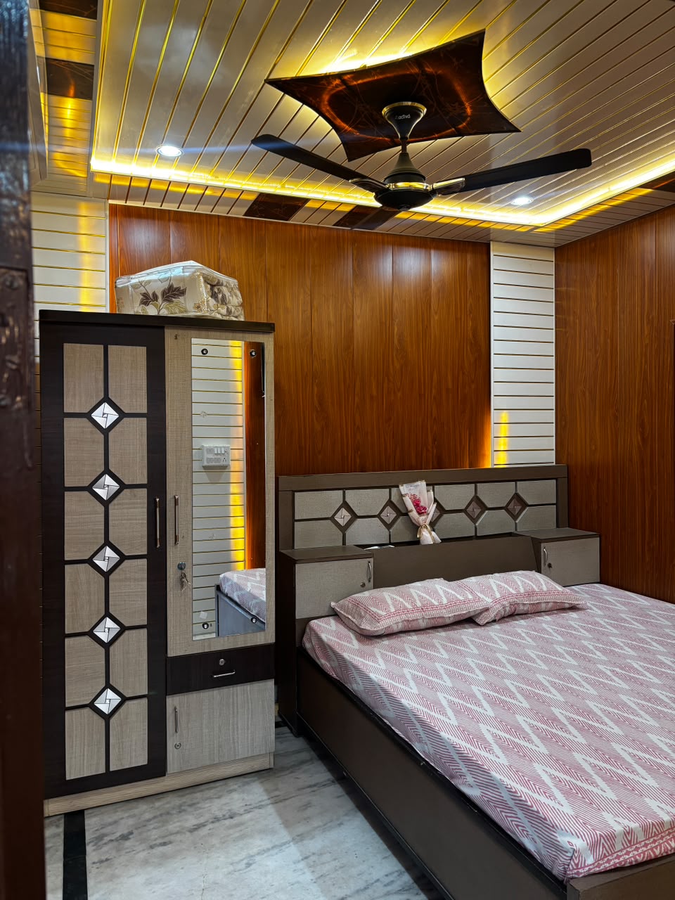Homestay bedroom with wardrobe and decorative ceiling